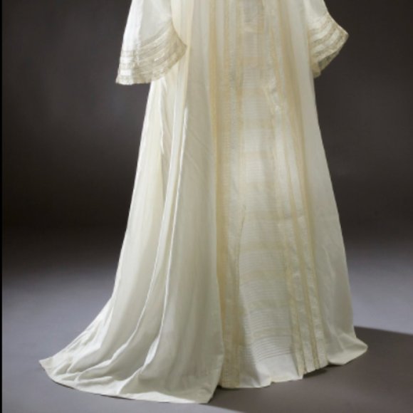 a fancy robe - Picture 3 of 3